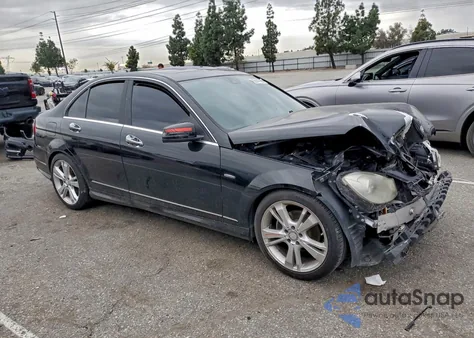 2012 Mercedes-Benz C 250 z USA, uszkodzony, nr VIN WDDGF4HB3CA623305